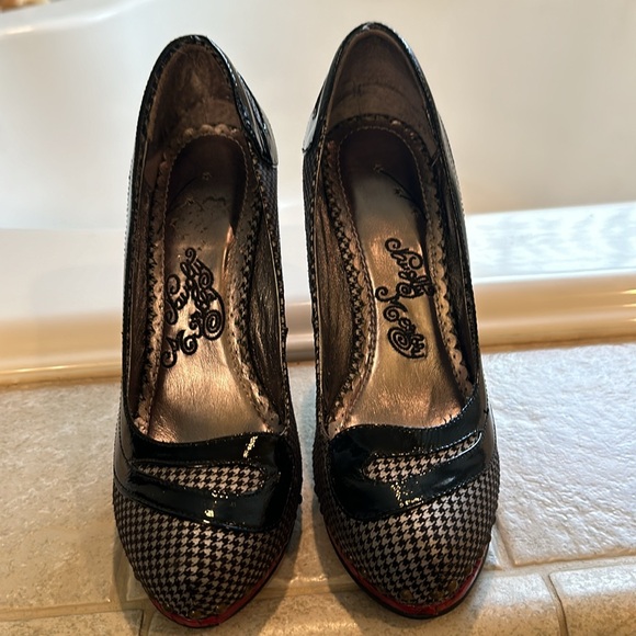 Sexy Naughty Monkey Heels - Picture 4 of 11